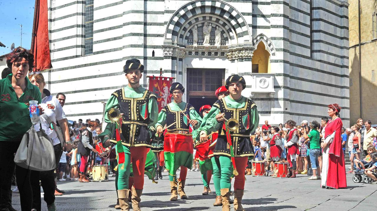 Un momento del corteggio storico in piazza Duomo (Foto Gori)