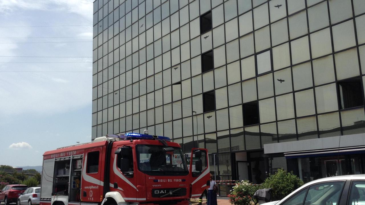 I vigili del fuoco davanti al palazzo del centro direzionale di via Rimini (foto Batavia)