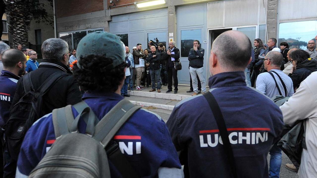 Un'assemblea dei lavoratori dell'ex Lucchini (foto Paolo Barlettani)