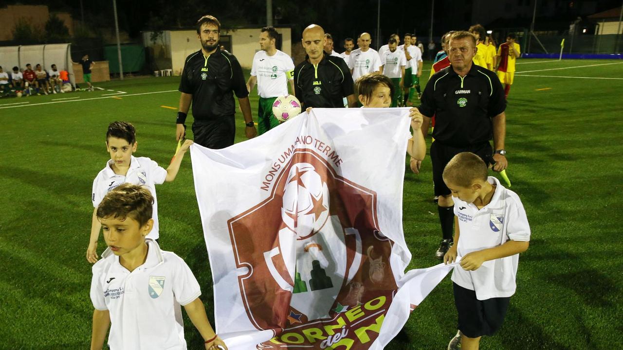 L'ingresso in campo in una partita del Torneo (foto Nucci)
