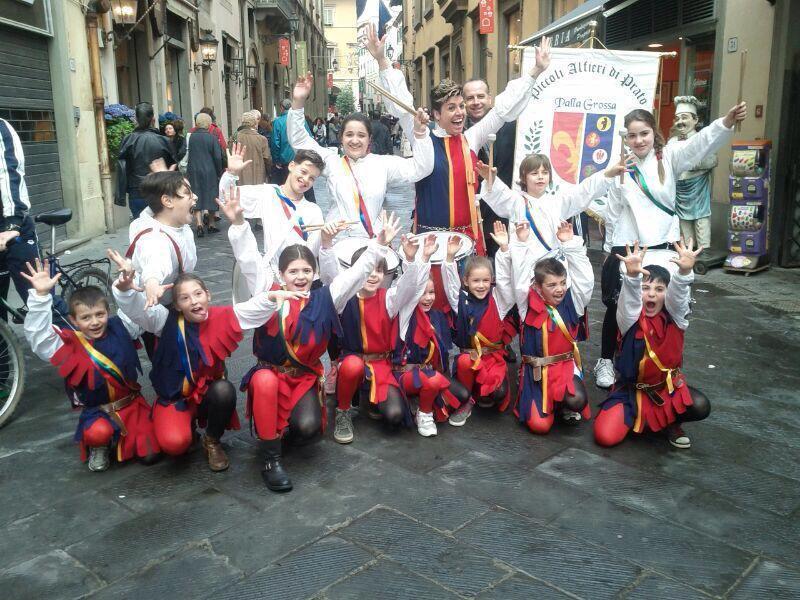 I Piccoli alfieri nel costume medievale