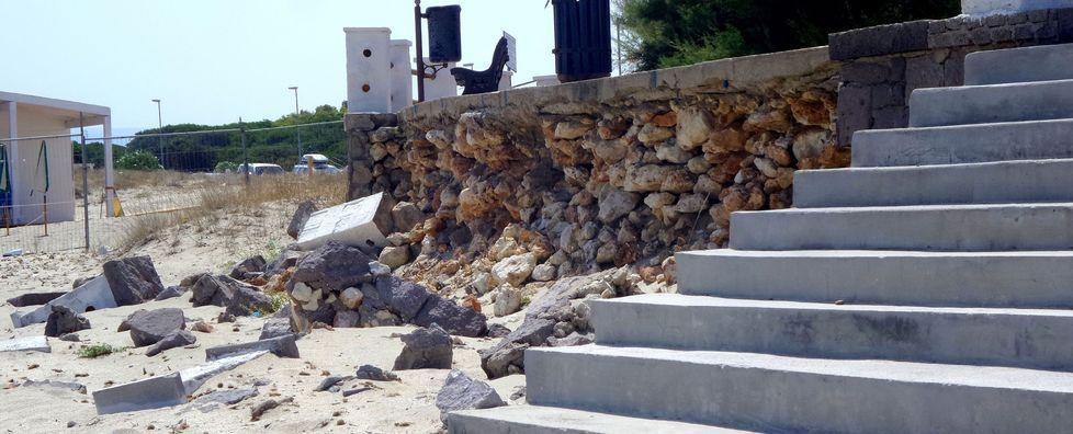 Un anno fa il crollo alla rotonda di Platamona: macerie e transenne, tutto è rimasto uguale 