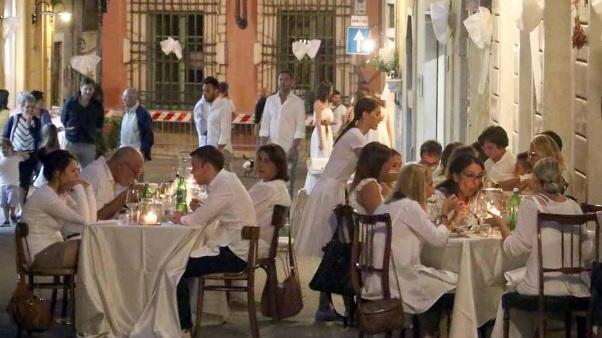 Metti una domenica in bianco a cena in centro. Successo per l'iniziativa del Ccn
