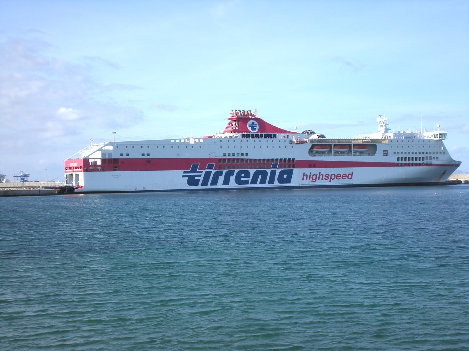 Migranti espulsi in rivolta sulla nave, notte da incubo per i passeggeri 