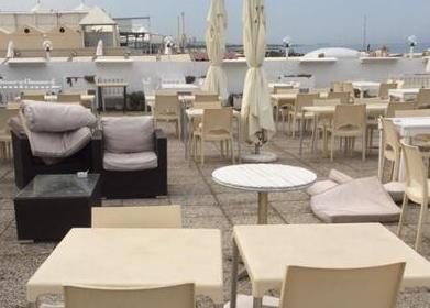 Sfondano la porta del ristorante e fanno bisboccia in spiaggia 