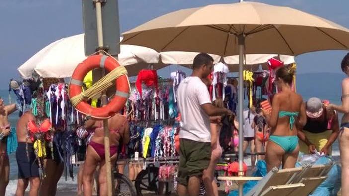 Merce abusiva tra gli ombrelloni Scatta il blitz della polizia municipale