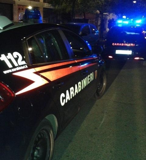 Insulta carabiniere e agente 
