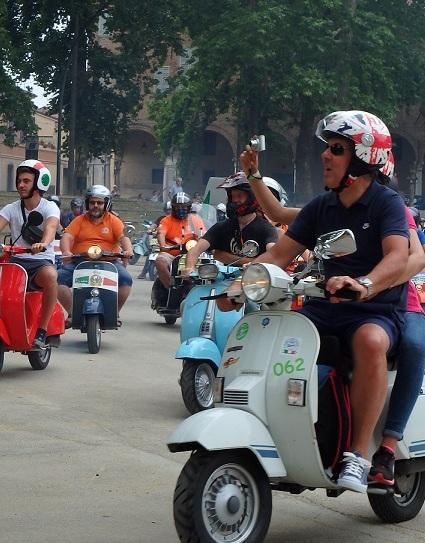 Vespa, un fascino senza età ha invaso il centro di Ferrara 