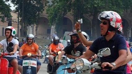 Vespa, un fascino senza età ha invaso il centro di Ferrara