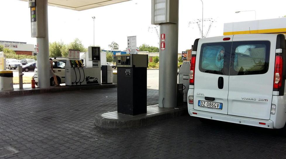 Automobilisti fregati al distributore 