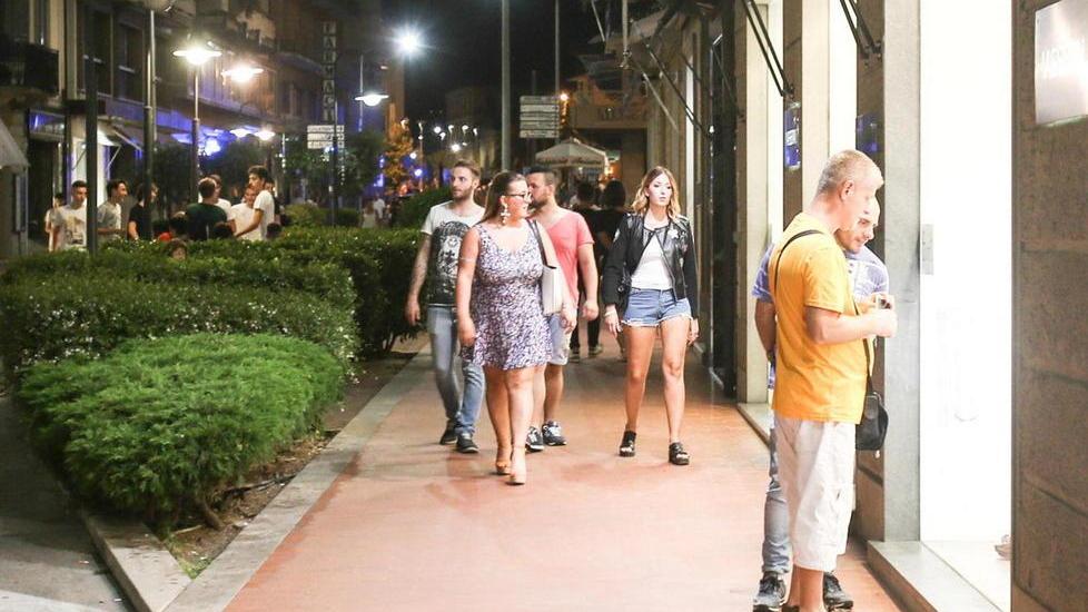 Turisti per le vie del centro a Montecatini (Foto Nucci)