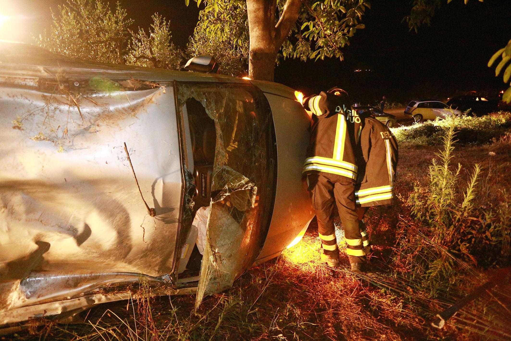 L'auto finita fuori strada (foto agenzia Sestini)