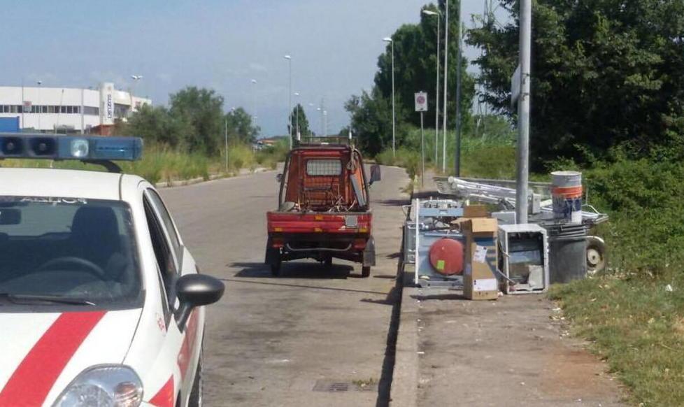 Smonta e scarica rifiuti per strada: denunciato