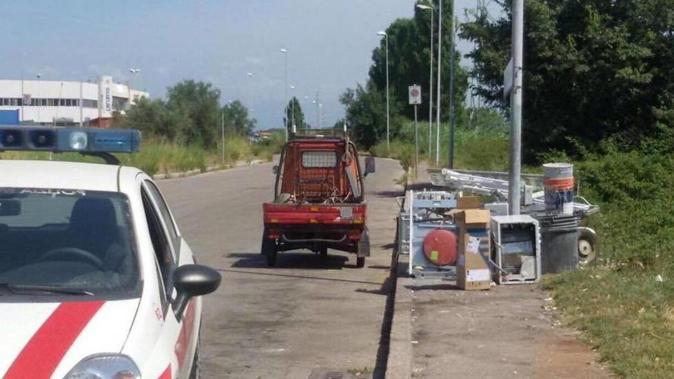 Smonta e scarica rifiuti per strada: denunciato