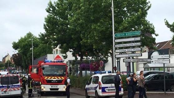 Francia, ostaggi in chiesa vicino a Rouen: sgozzato il parroco