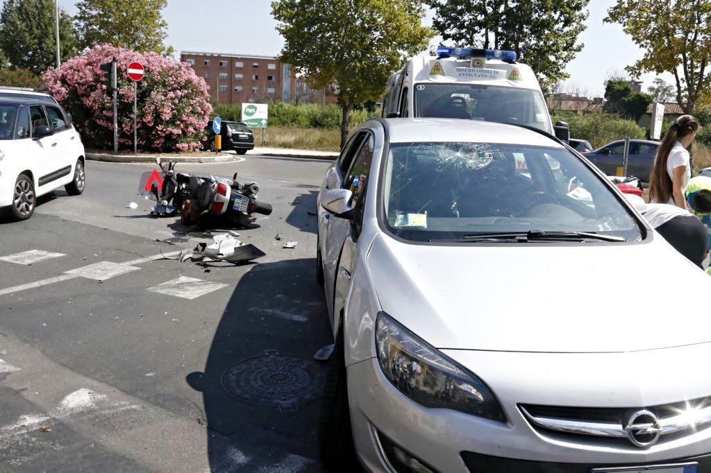 Passa con il rosso e travolge scooter: uomo in ospedale