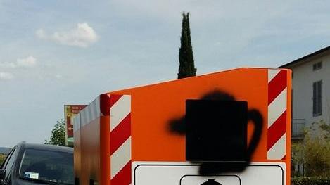 Vandali in azione con lo spray nero sugli autovelox