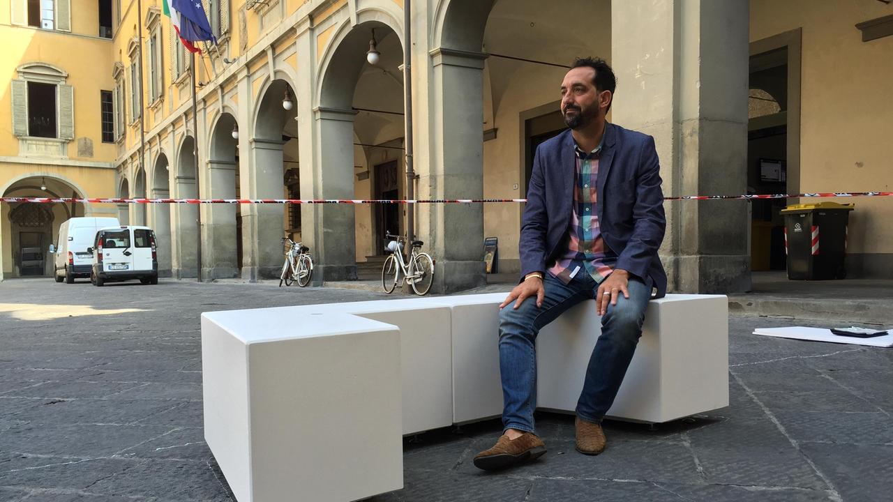 L'assessore Barberis seduto su una delle nuove panchine