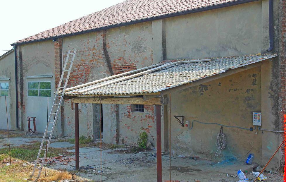 Burana: cade da una tettoia, grave un operaio 