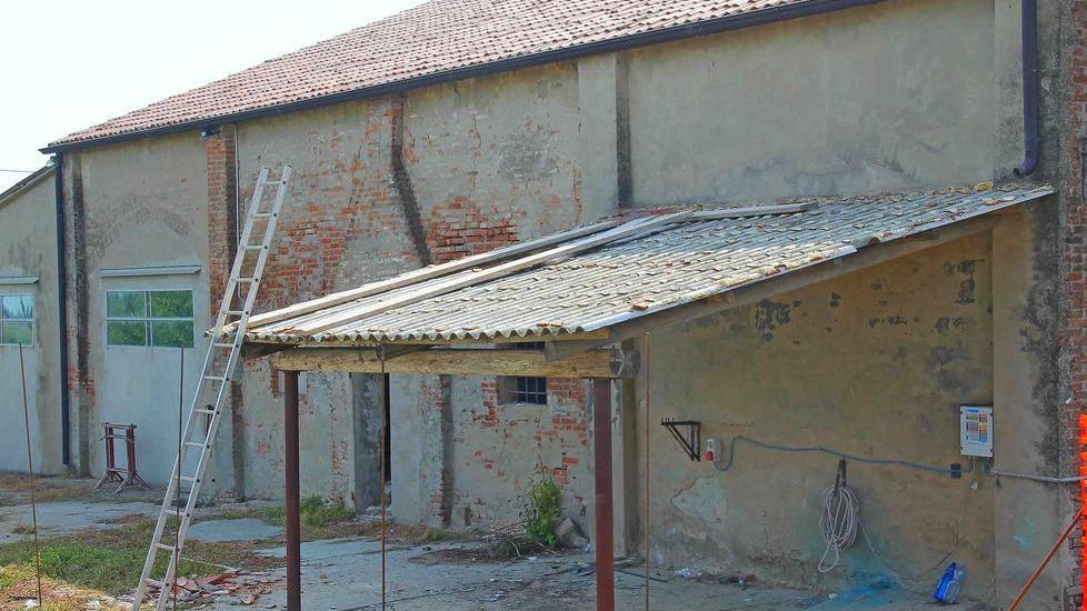 Burana: cade da una tettoia, grave un operaio
