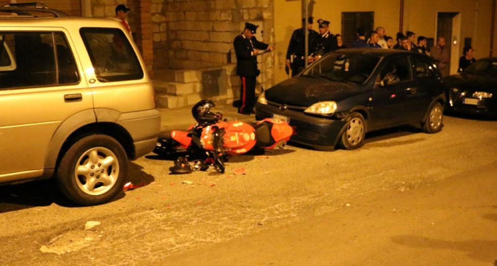 Giovane cade in moto e muore per una buca, indagato dirigente comunale