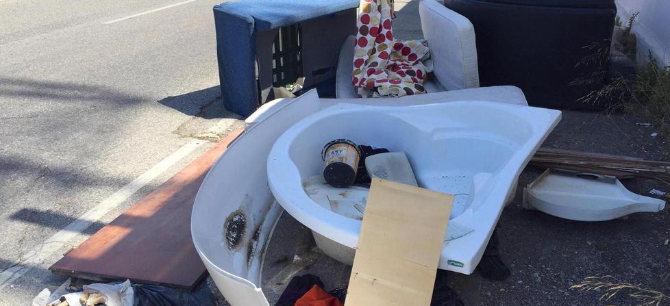 Via delle Cateratte come una discarica: c’è chi lascia anche una vasca e un wc