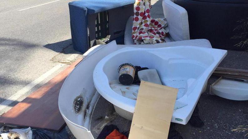 Via delle Cateratte come una discarica: c’è chi lascia anche una vasca e un wc
