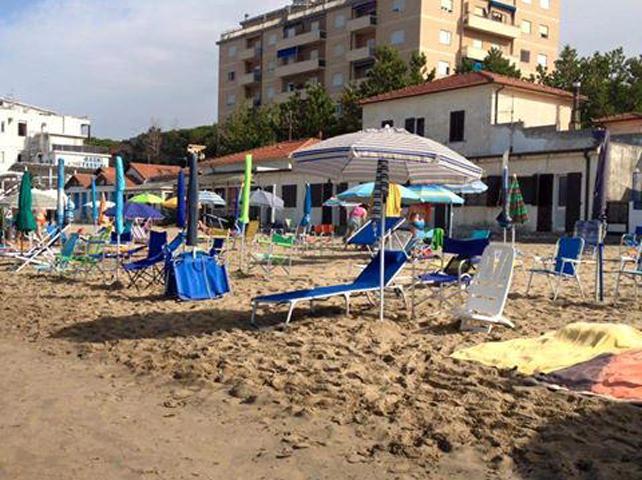 Lettini e ombrelloni aperti all’alba