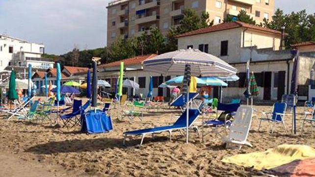 Lettini e ombrelloni aperti all’alba