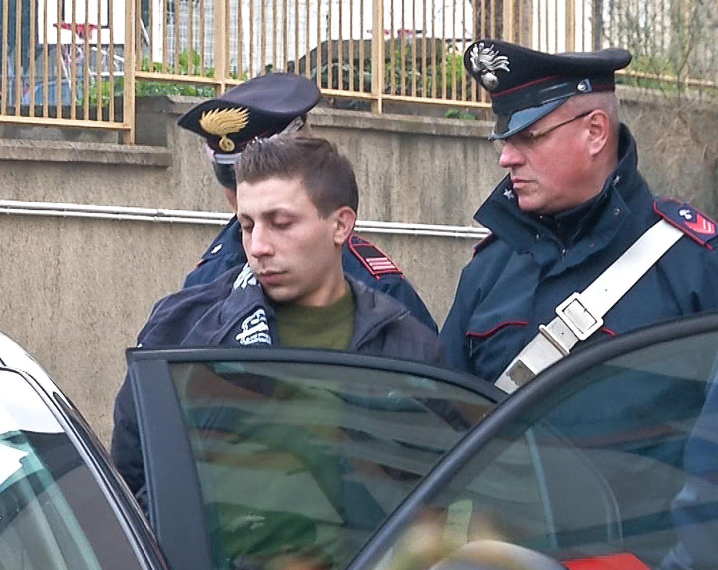 Stefano Corona mentre viene condotto in carcere dai carabinieri (foto Mario Rosas)