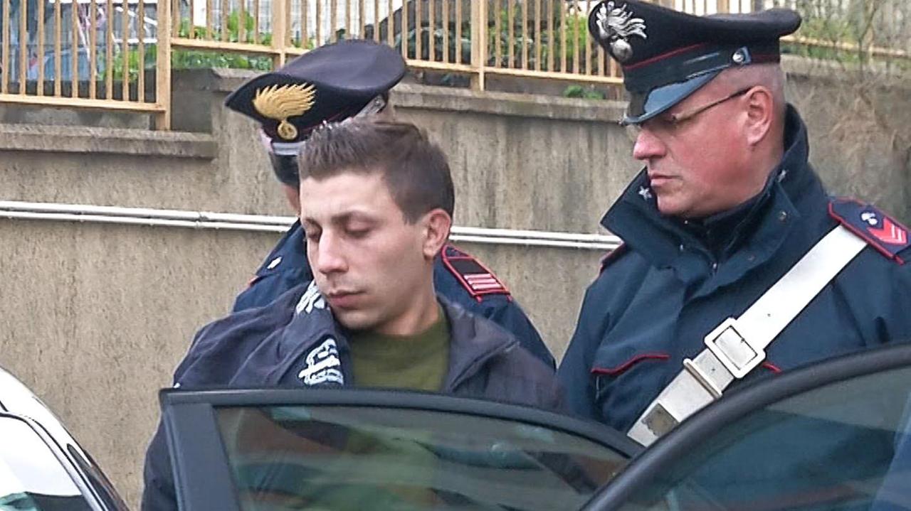 Stefano Corona mentre viene condotto in carcere dai carabinieri (foto Mario Rosas)