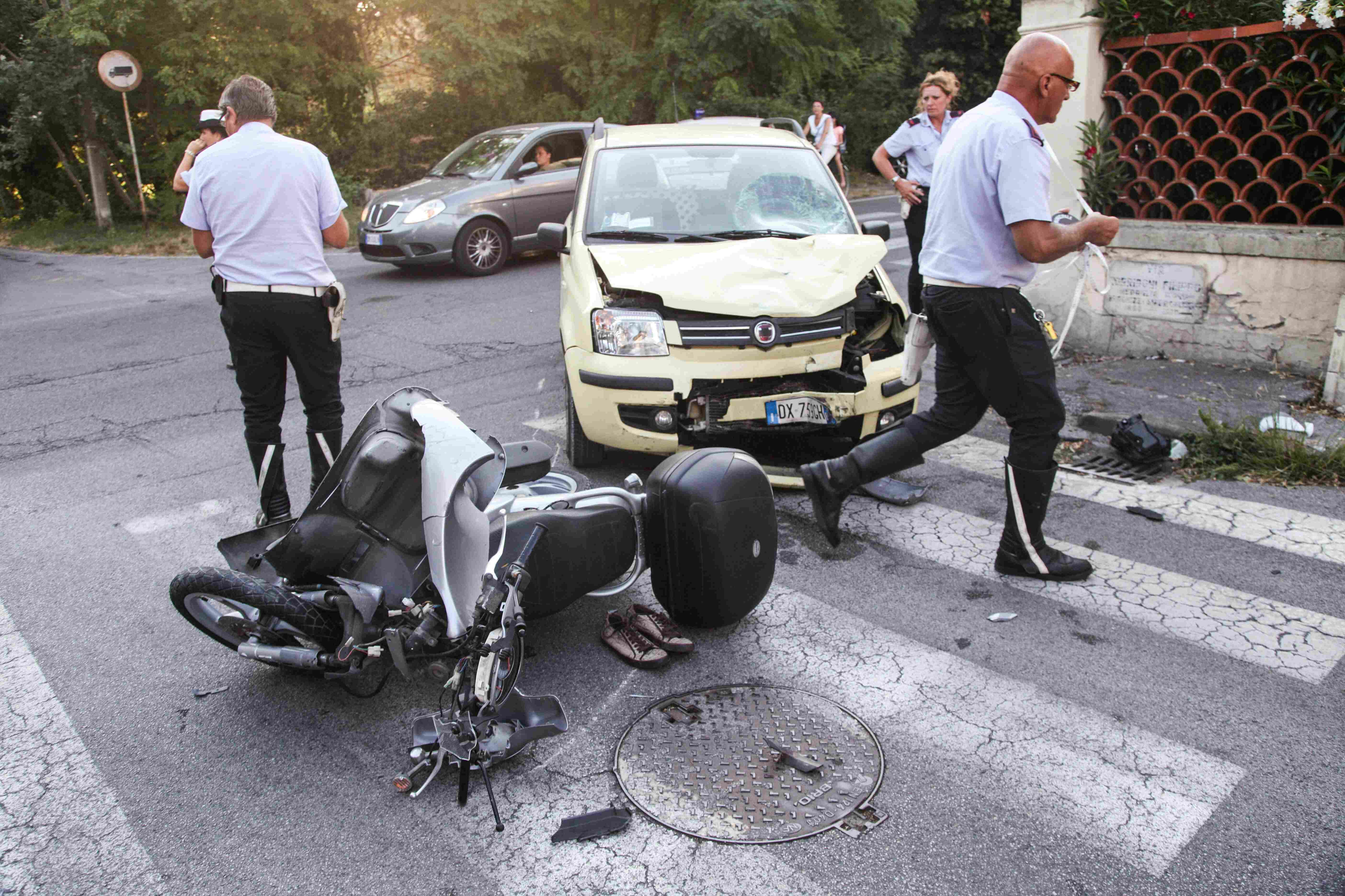 Lo schianto avvenuto in via Indipendenza all'incrocio con via Corridoni (foto Ciurca)