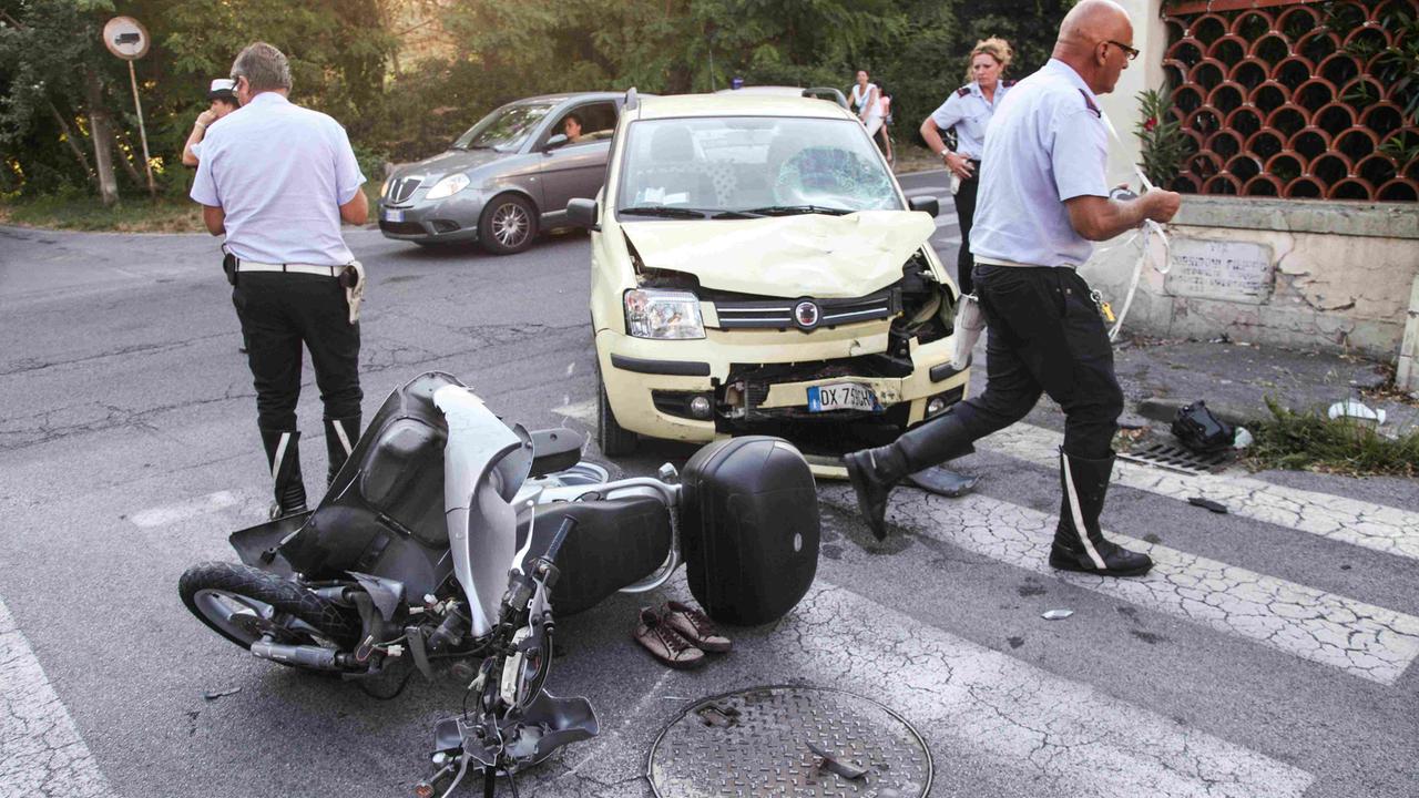 Lo schianto avvenuto in via Indipendenza all'incrocio con via Corridoni (foto Ciurca)