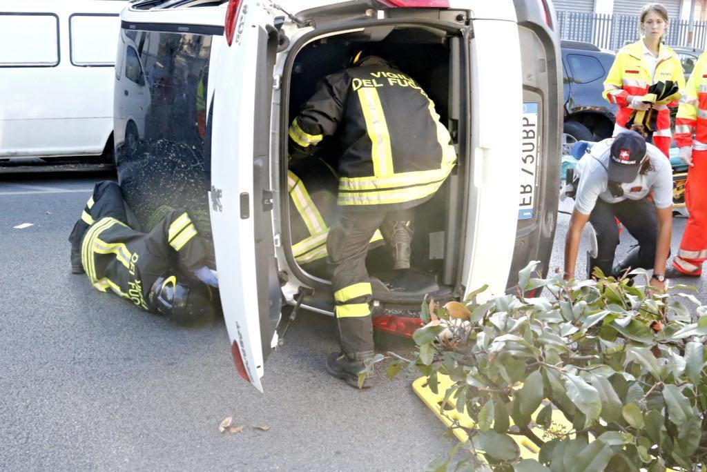 I vigili del fuoco mentre liberano il conducente dal mezzo (Marzi/Pentafoto)