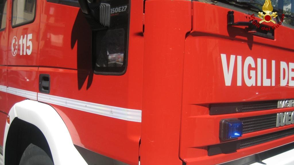 Rischia di perdere un dito impigliandosi a un palo con l’anello