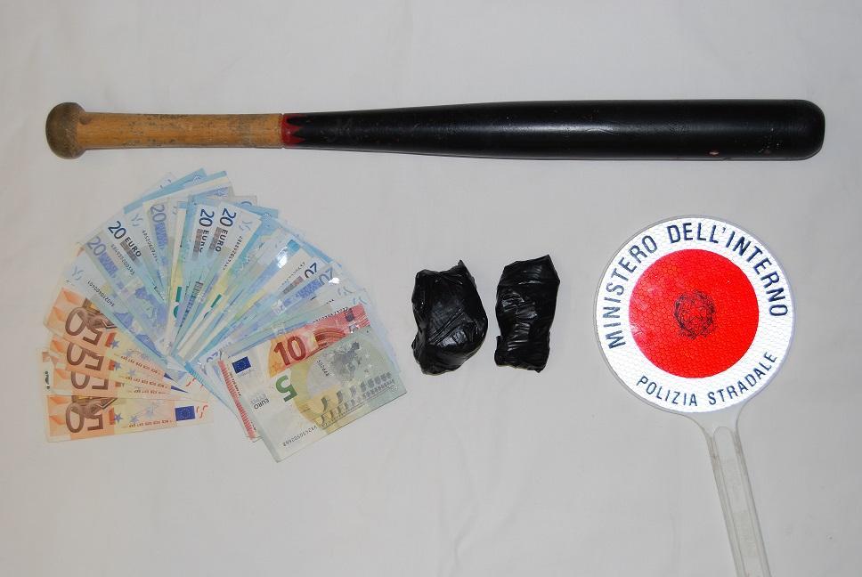 La droga e la mazza da baseball sequestrate