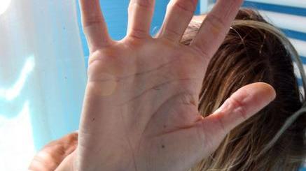 Rompe il braccio al padre per difendere la madre