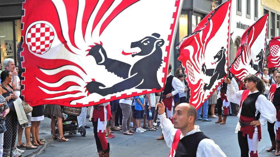 In migliaia al corteggio tanti cittadini e turisti invadono il centro