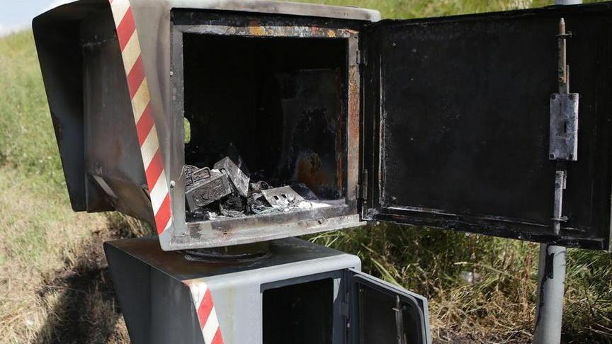 Autovelox bruciato, ripristino in ritardo