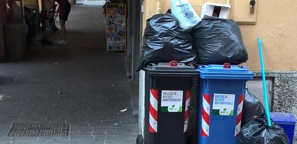 Il centro storico “decorato” dai rifiuti
