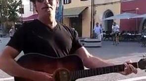 Bobo canta “Imagine” alla sindaca
