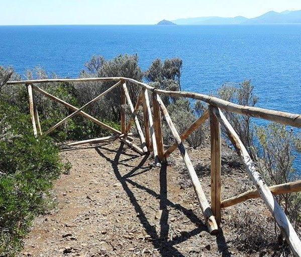 In spiaggia con un ordigno mentre i natanti sfrecciano 