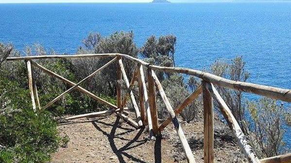 In spiaggia con un ordigno mentre i natanti sfrecciano