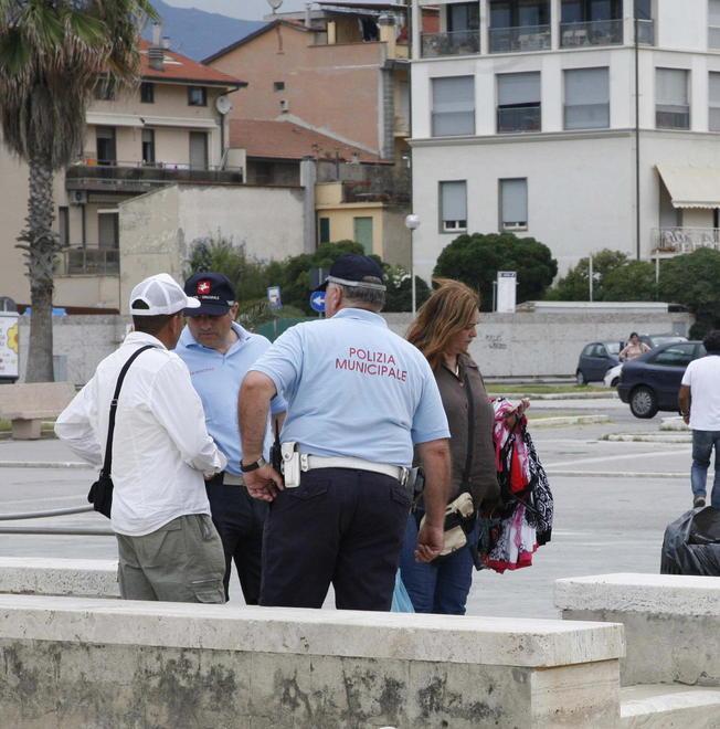 Sequestrati 10 orologi 200 paia di occhiali e 63 cd: cinese multato