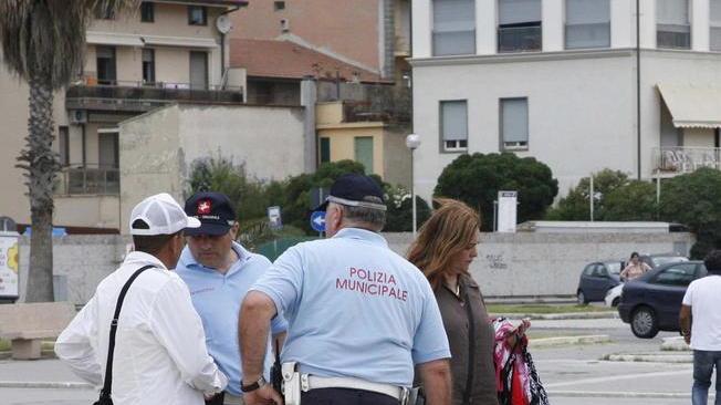 Sequestrati 10 orologi 200 paia di occhiali e 63 cd: cinese multato