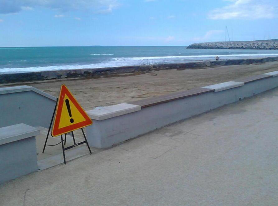 Sabbia da rinnovare, lungomare off limits 