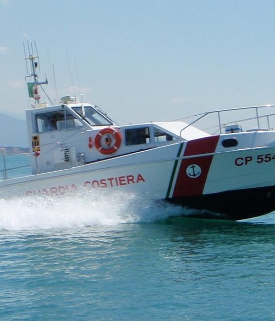 Cade sugli scogli, paura per un bambino