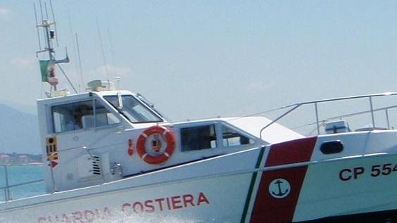 Cade sugli scogli, paura per un bambino