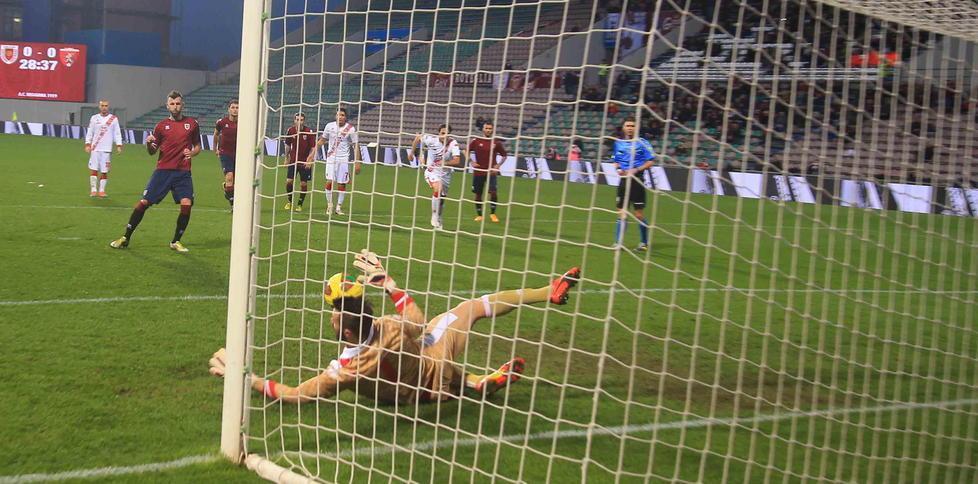 Maglia rossonera vicina per il mediano Bruccini 