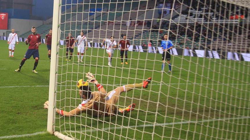 Maglia rossonera vicina per il mediano Bruccini